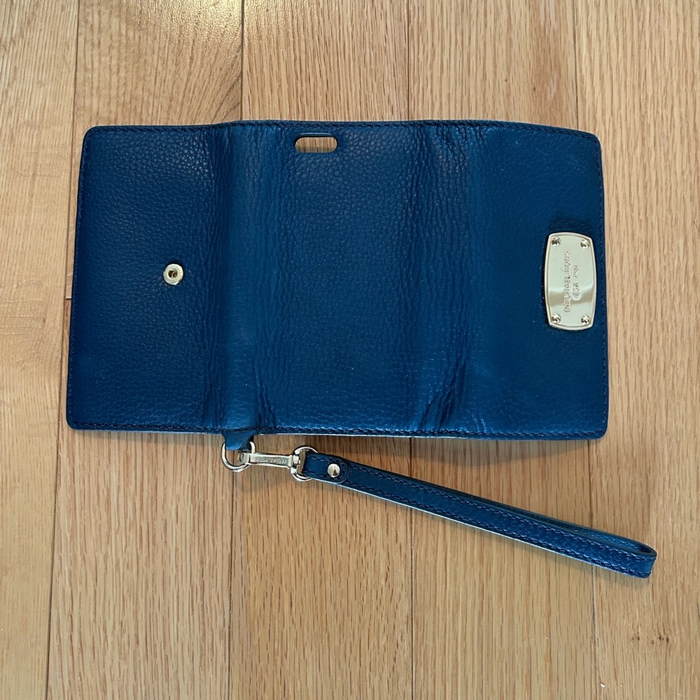 Michael Kors Navy Clutch With Phone Case - NWOT - Picture 7 of 9